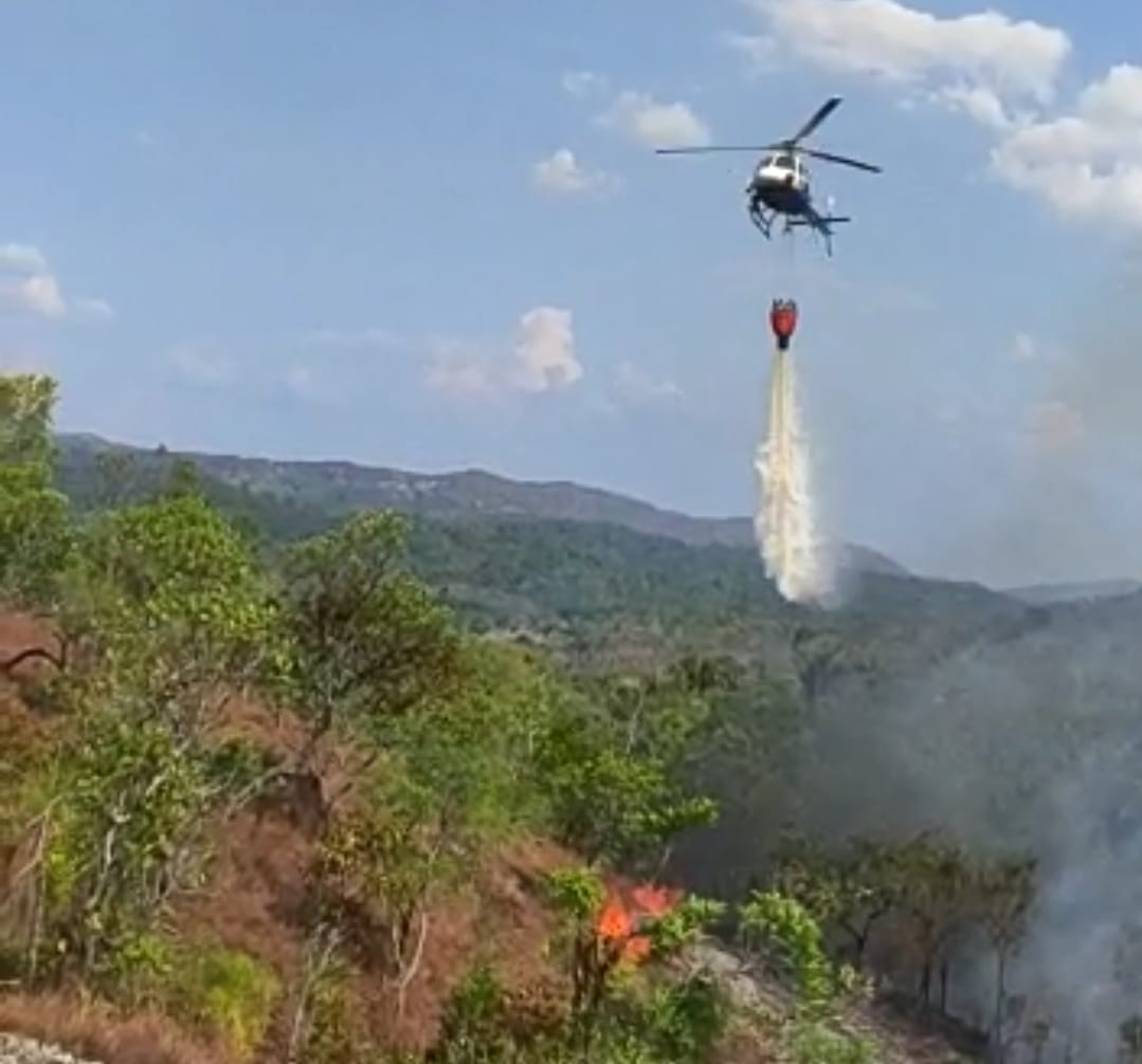 Aeronave do TO presta apoio a brigadistas paraenses no combate a incêndio florestal na Serra das Andorinhas