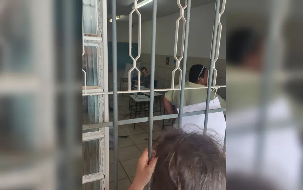 [VÍDEO] Homem destrói urna eletrônica a pauladas e é solto após audiência de custódia, em Goiânia