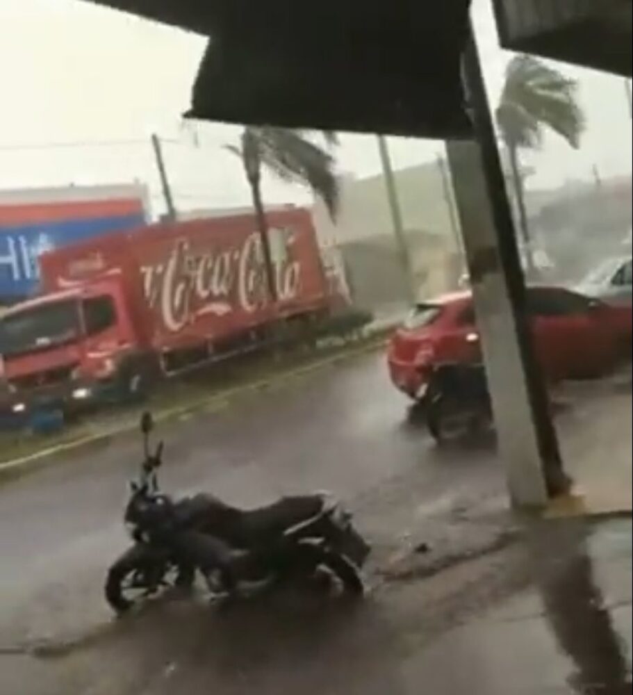 VÍDEO: Em Paraíso, força da chuva derruba placa de fachada de loja na avenida do centro da cidade