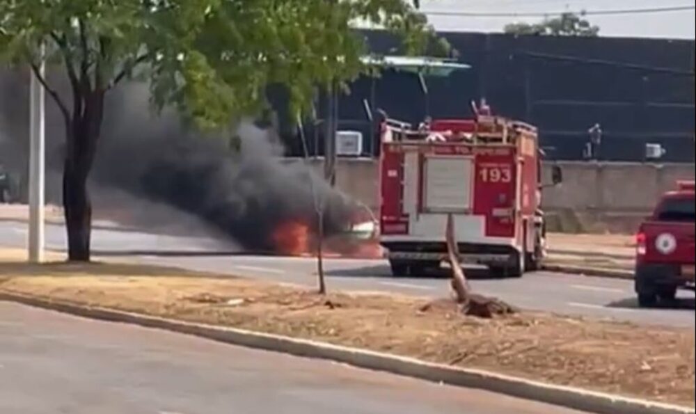 Veículo fica completamente destruído após pegar fogo em avenida de Palmas; ASSISTA O VÍDEO