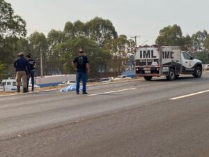 TRÁGICO: Carreta atinge moto e mata mulher na hora na BR-010, em Palmas