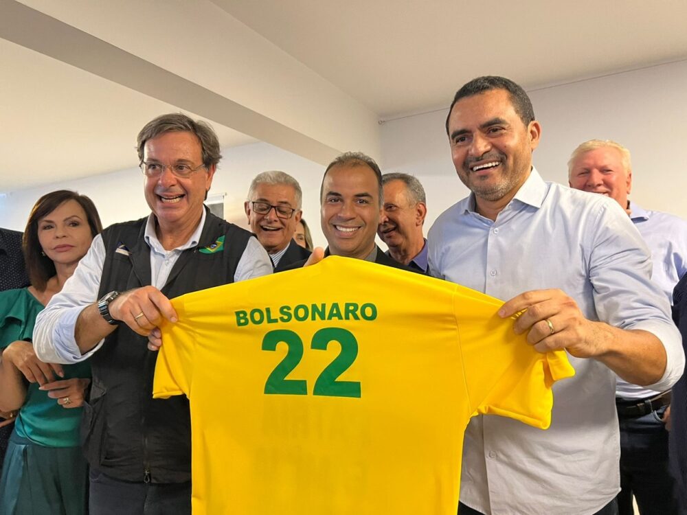 Filipe Martins presenteia governador Wanderlei Barbosa com camiseta de Bolsonaro: Deus, pátria, família e liberdade