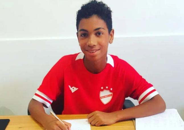 Menino tocantinense é aprovado no clube de futebol Vila Nova e assina contrato de formação