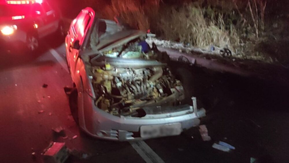 ACIDENTE GRAVE: Jovem de 19 anos morre após ter carro atingido por caminhão