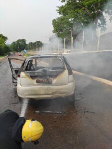 SUSTO! Carro de uma mulher pega fogo após suposto vazamento de combustível na região sul de Palmas