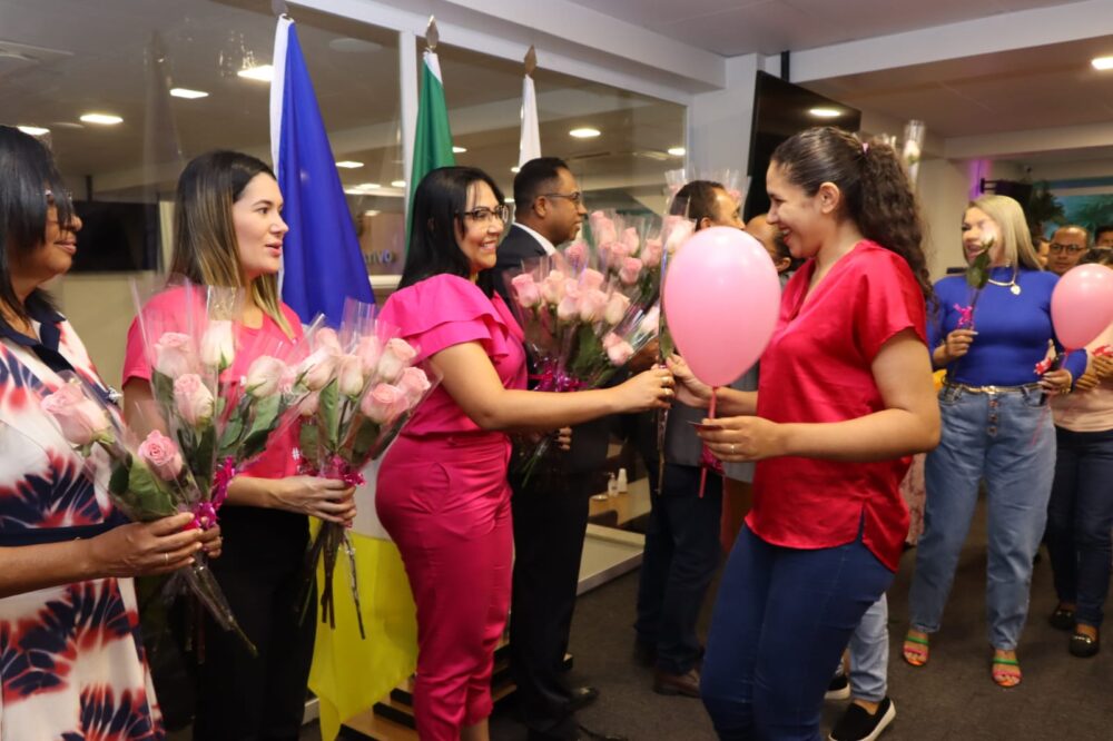 Câmara promove ações do Outubro Rosa e comemora aniversariantes do mês