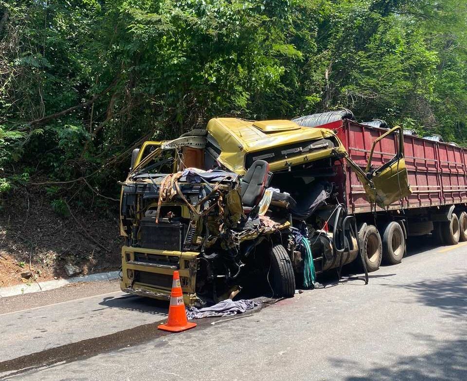 Dois caminhoneiros ficam gravemente feridos após acidente na BR-153, em Miracema do Tocantins