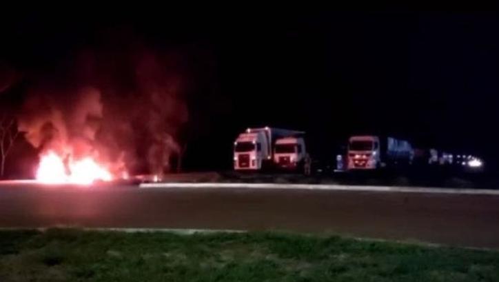 [VÍDEO] No Tocantins, caminhoneiros queimam pneus e interditam BR-153 em protesto ao resultado das eleições