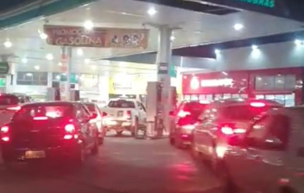 Efeito bloqueio de rodovias: Medo de desabastecimento gera filas em postos de combustíveis em Palmas