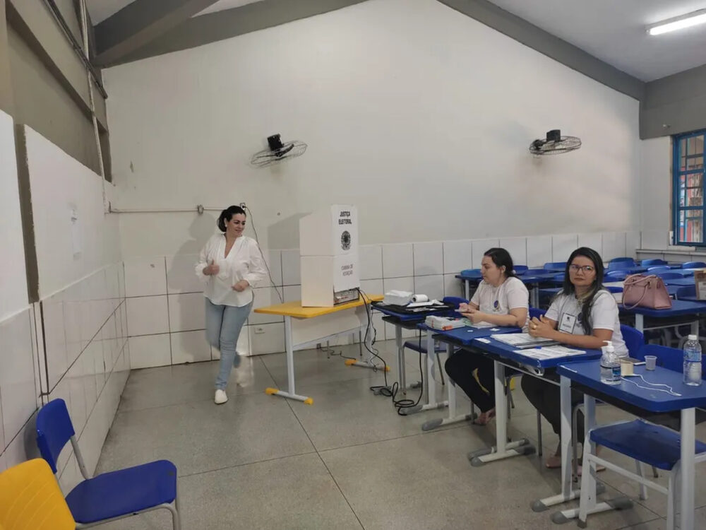 Acompanhada do marido, prefeita Cinthia Ribeiro vota em escola no centro de Palmas
