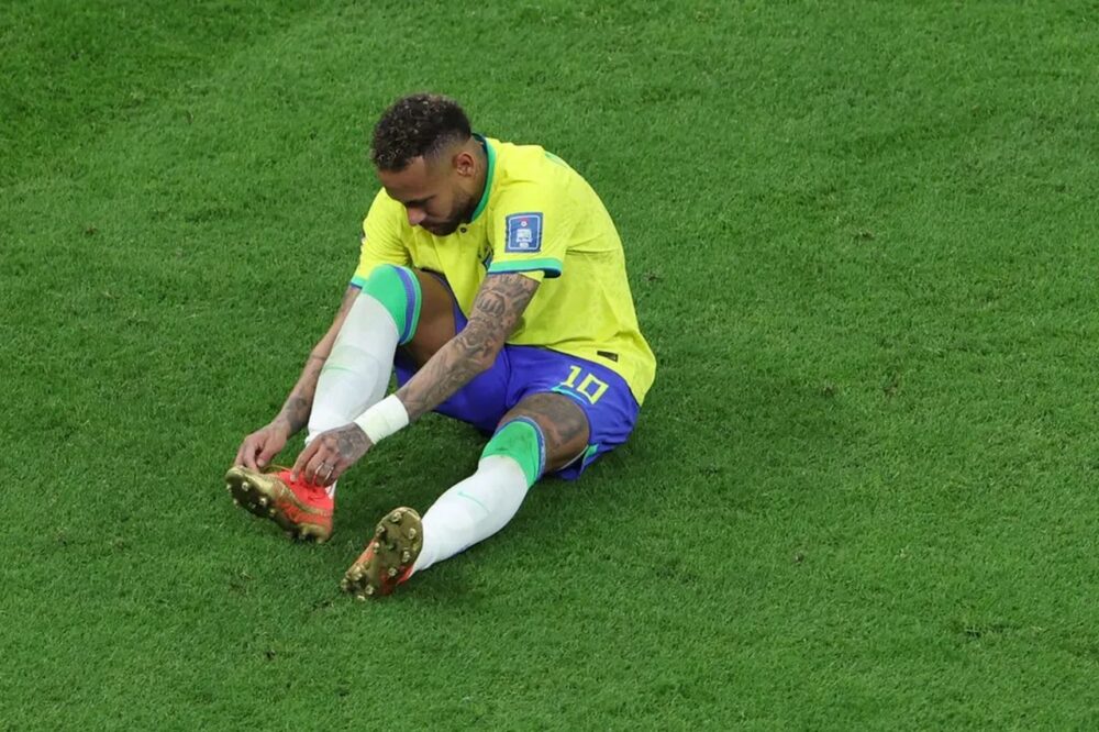 Neymar teve entorse e será reavaliado amanhã, diz médico da seleção