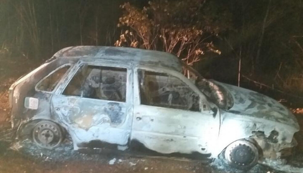 Dupla de jovens é detida suspeita de atear fogo em carro na zona rural de Monte do Carmo