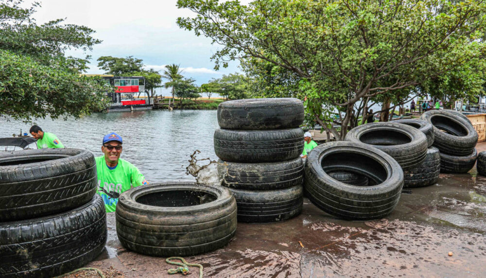 Quase três toneladas de materiais são recolhidos do lago de Palmas pelos bombeiros, entre eles, dezenas de pneus