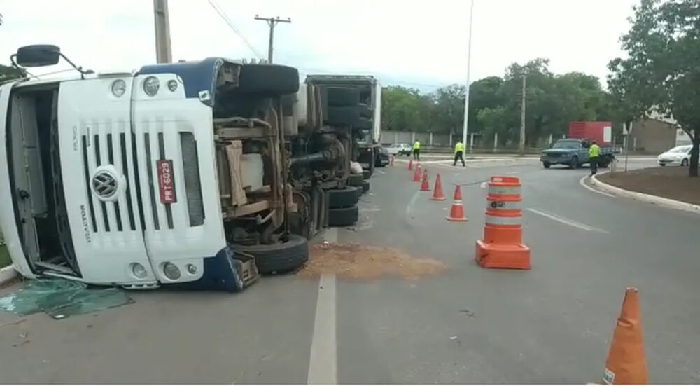 Caminhão que transportava carne tomba na Av. NS-4, em Palmas, e deixa trânsito lento no local