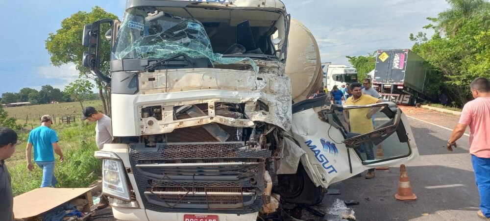 Motoristas ficam feridos durante colisão entre dois caminhões em Colinas do Tocantins