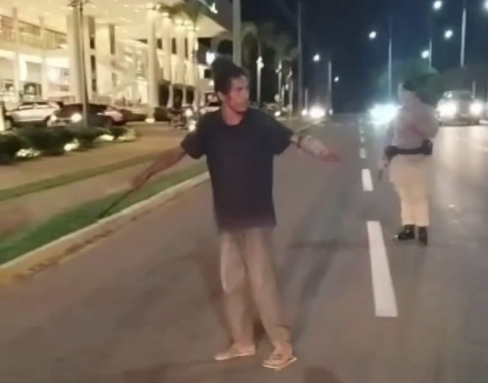 Homem ameaça pessoas com barra de ferro e é contido por policiais militares no centro de Palmas; VEJA VÍDEO