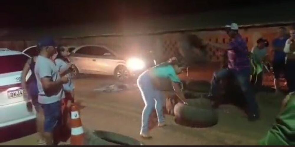 [Vídeo] Mulher tenta retirar pneus sozinha de bloqueio em rodovia de Cristalândia, na TO-225