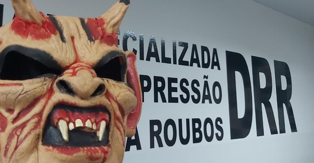 Homem investigado por praticar uma série de roubos a mão armada usando uma máscara é preso em Araguaína