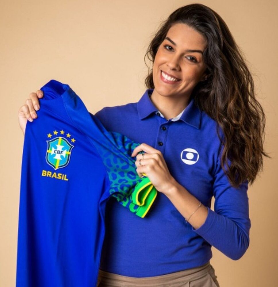 HISTÓRICO! Renata Silveira é a primeira mulher a narrar um jogo da Copa na TV aberta do Brasil