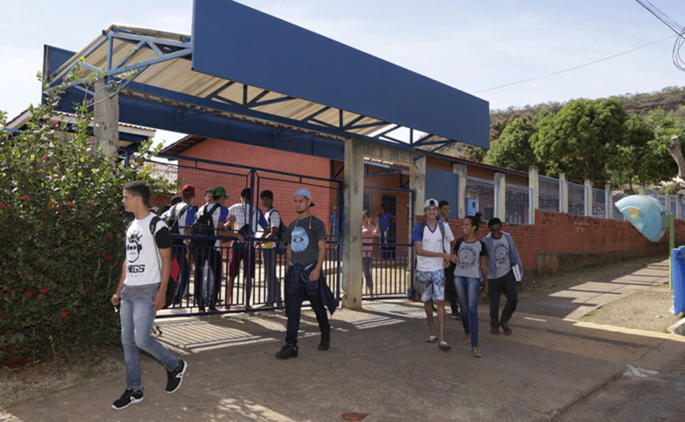 Motivados por ciúmes, jovens depedram ônibus e tentam invadir escola em Taquaruçu; veja detalhes
