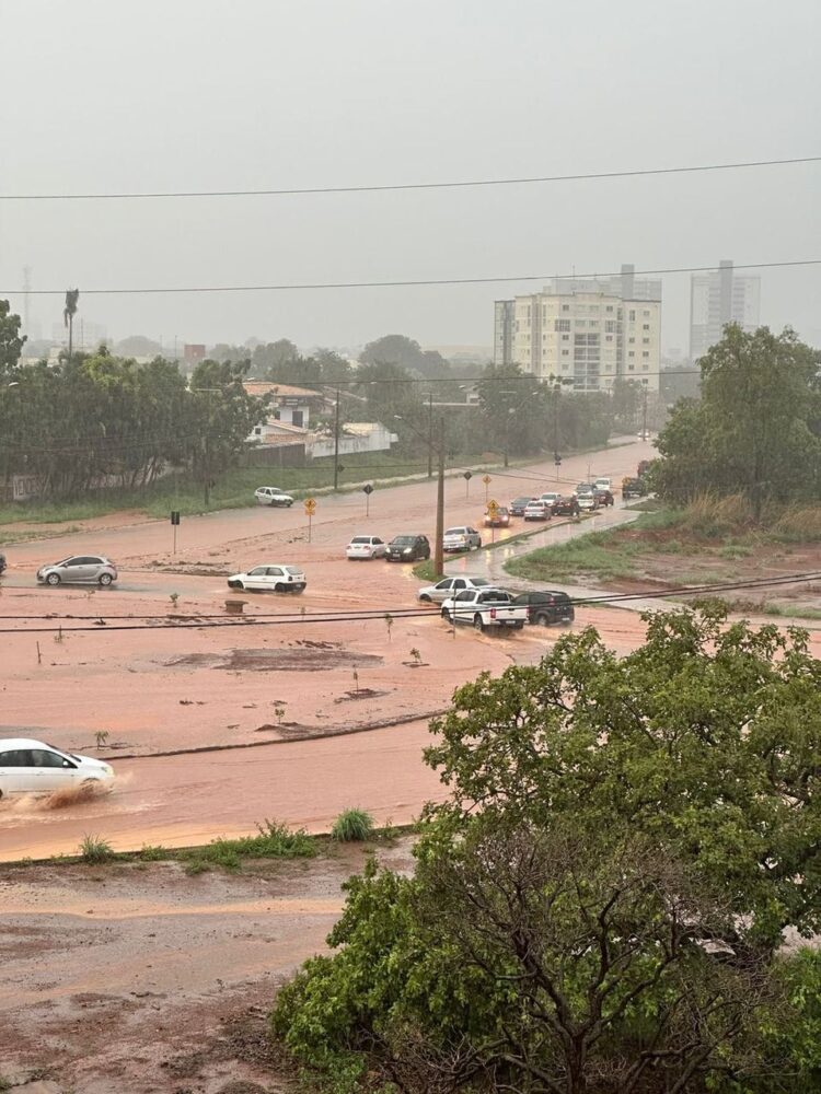 [VÍDEO] Chuva forte causa transtornos e alagamentos em Palmas nesta quinta-feira, 24
