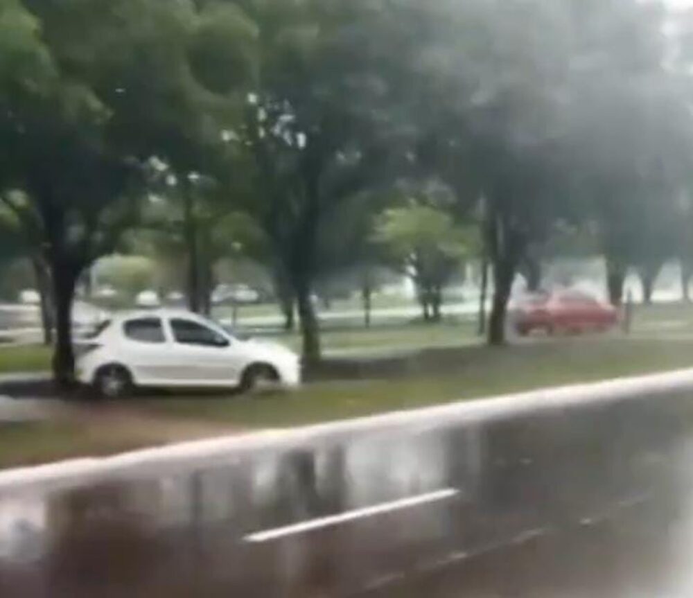 Motoristas usam canteiro central de avenida para trafegar e evitar os alagamentos causados pela chuva em Palmas; VEJA VÍDEO