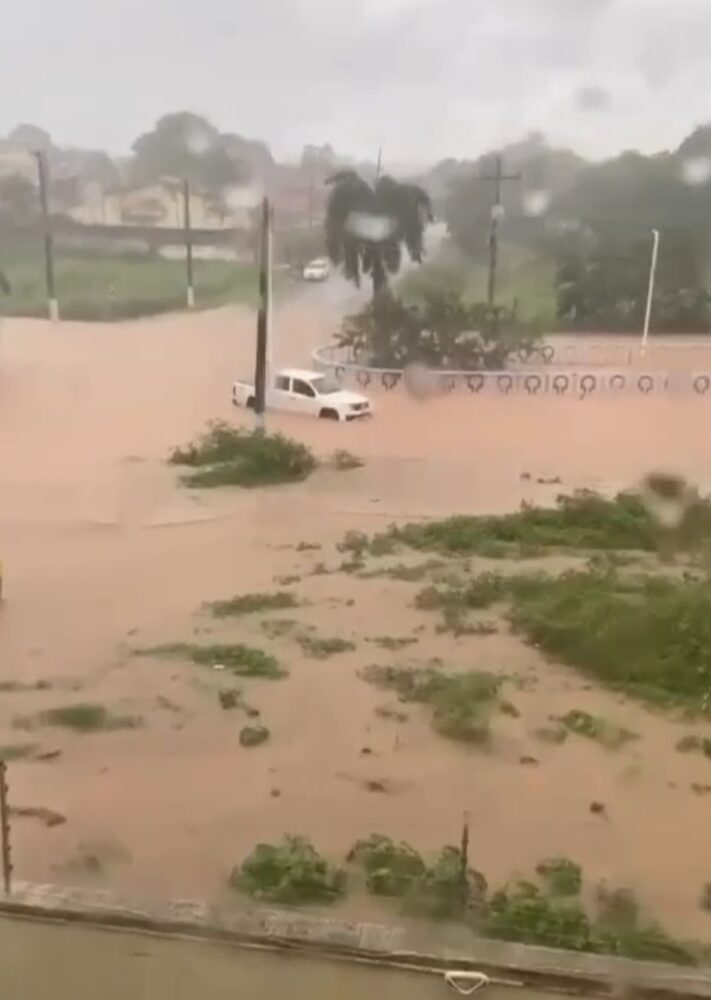 [VÍDEO] Moradores de Gurupi registram pontos de alagamentos durante forte chuva na cidade