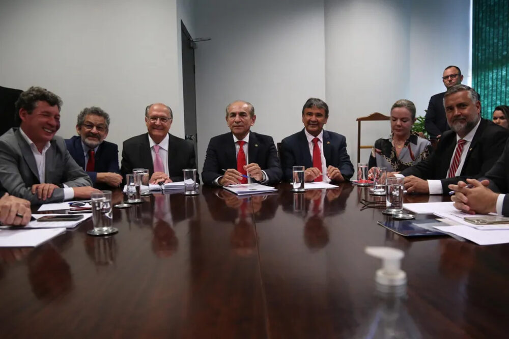 Relator do Orçamento e Alckmin propõem PEC para garantir Auxílio Brasil de R$ 600 em 2023