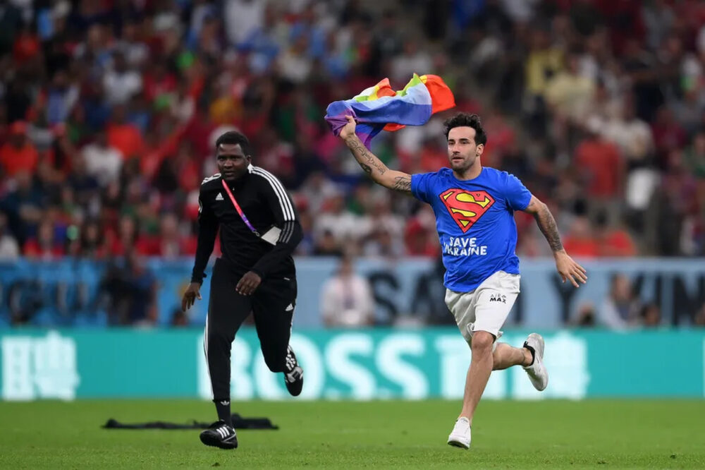 VÍDEO: Na copa, homem invade campo de Portugal x Uruguai com bandeira LGBTQIA+