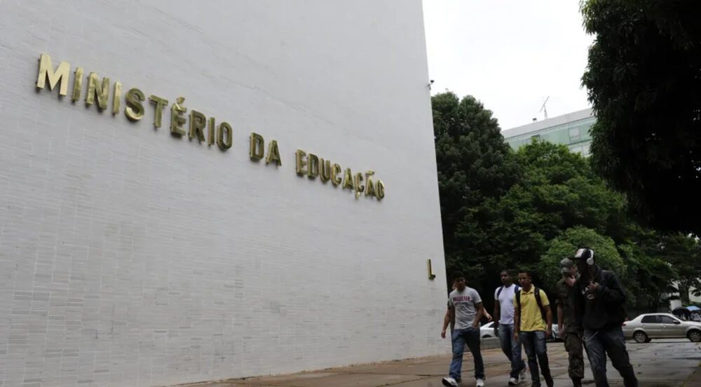 Governo Lula vai suspender implementação do novo ensino médio e mudanças no Enem
