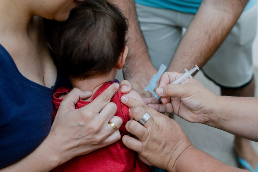 Imunização infantil: Bebês de seis meses a dois anos já podem receber vacina contra Covid-19 em Palmas; confira os locais