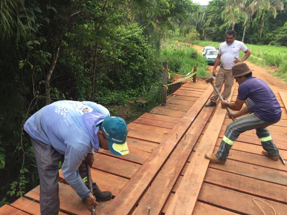 Ponte de madeira em Taquaruçu passa por reforma após ser fechada para reparos