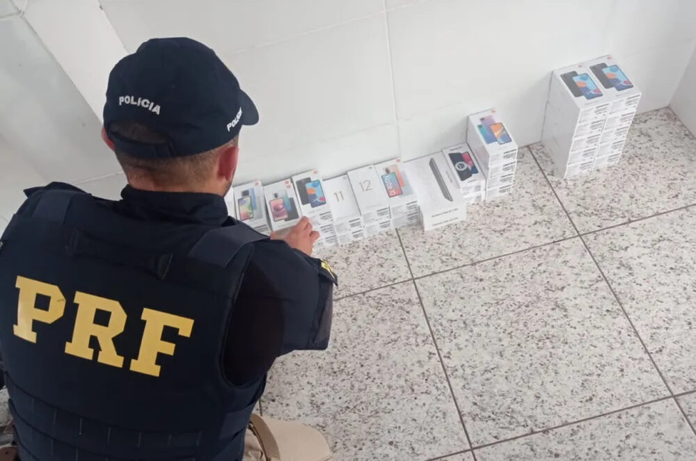 Apreensão da PRF encontra dezenas de celulares e tablets sem nota fiscal dentro de um ônibus em Paraíso