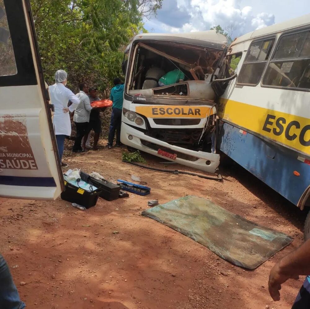 Mais de 10 pessoas ficam feridas após batida de dois ônibus escolares na zona rural de Pindorama; entre as vítimas há crianças e adolescentes