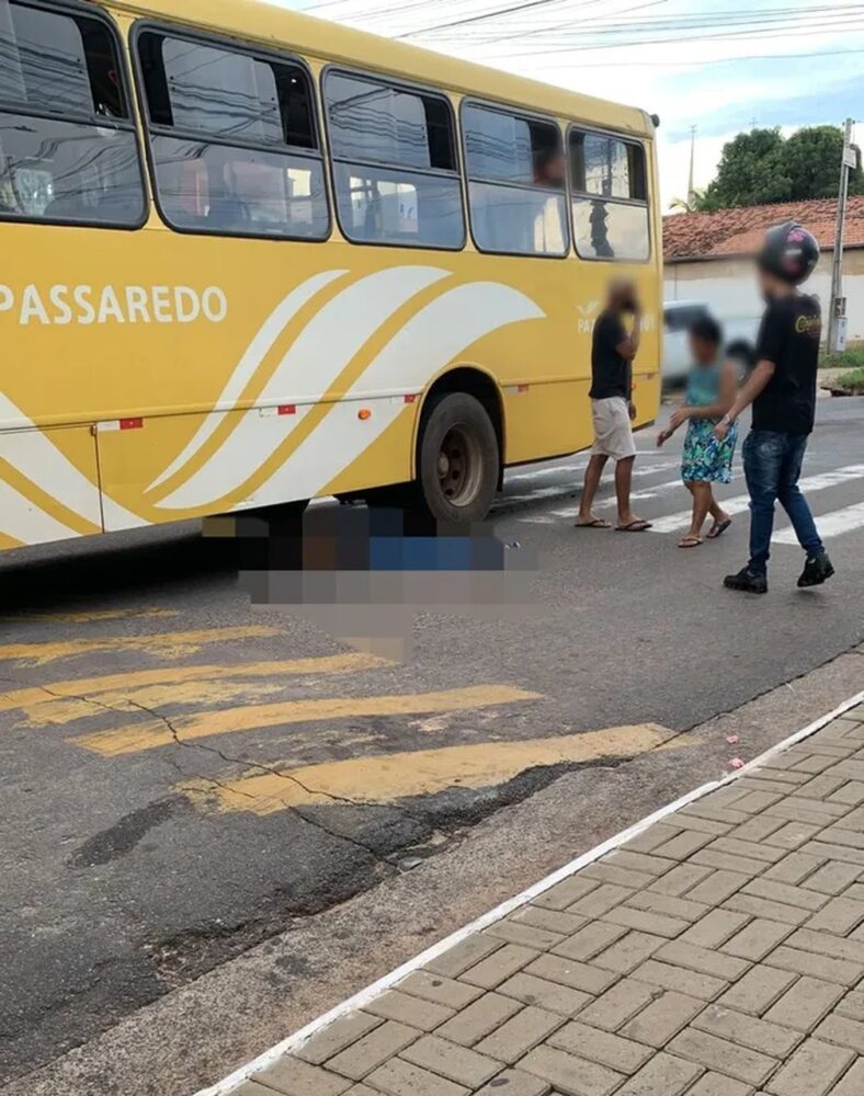 [VÍDEO] Após cair de moto, jovem é atropelado por ônibus em Araguaína
