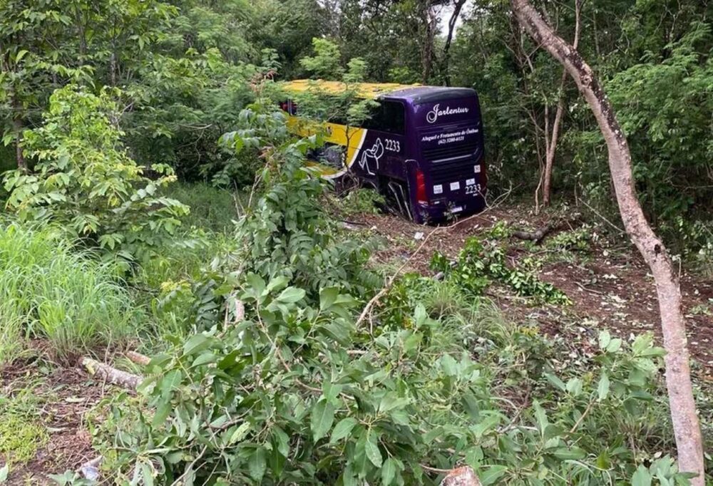 Colisão entre ônibus e caminhonete deixa um morto e cinco feridos na BR-153, em Cariri do Tocantins