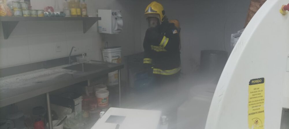 Fritadeira profissional pega fogo e causa danos em padaria de supermercado em Gurupi
