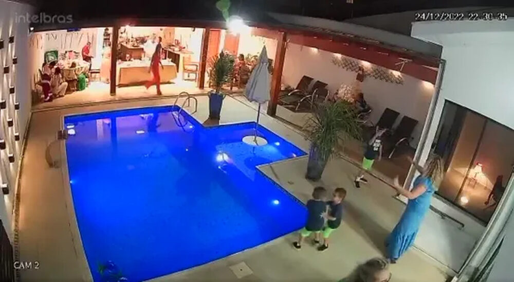 [Vídeo] Menino de 10 anos pula na piscina para salvar irmão mais novo de afogamento e vira herói na internet