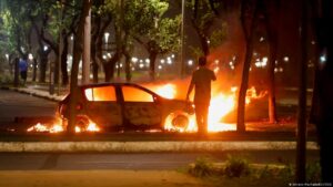 O que aconteceu em Brasília? Bolsonaristas queimam veículos e depredam delegacia em ato de vandalismo
