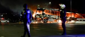 O que aconteceu em Brasília? Bolsonaristas queimam veículos e depredam delegacia em ato de vandalismo