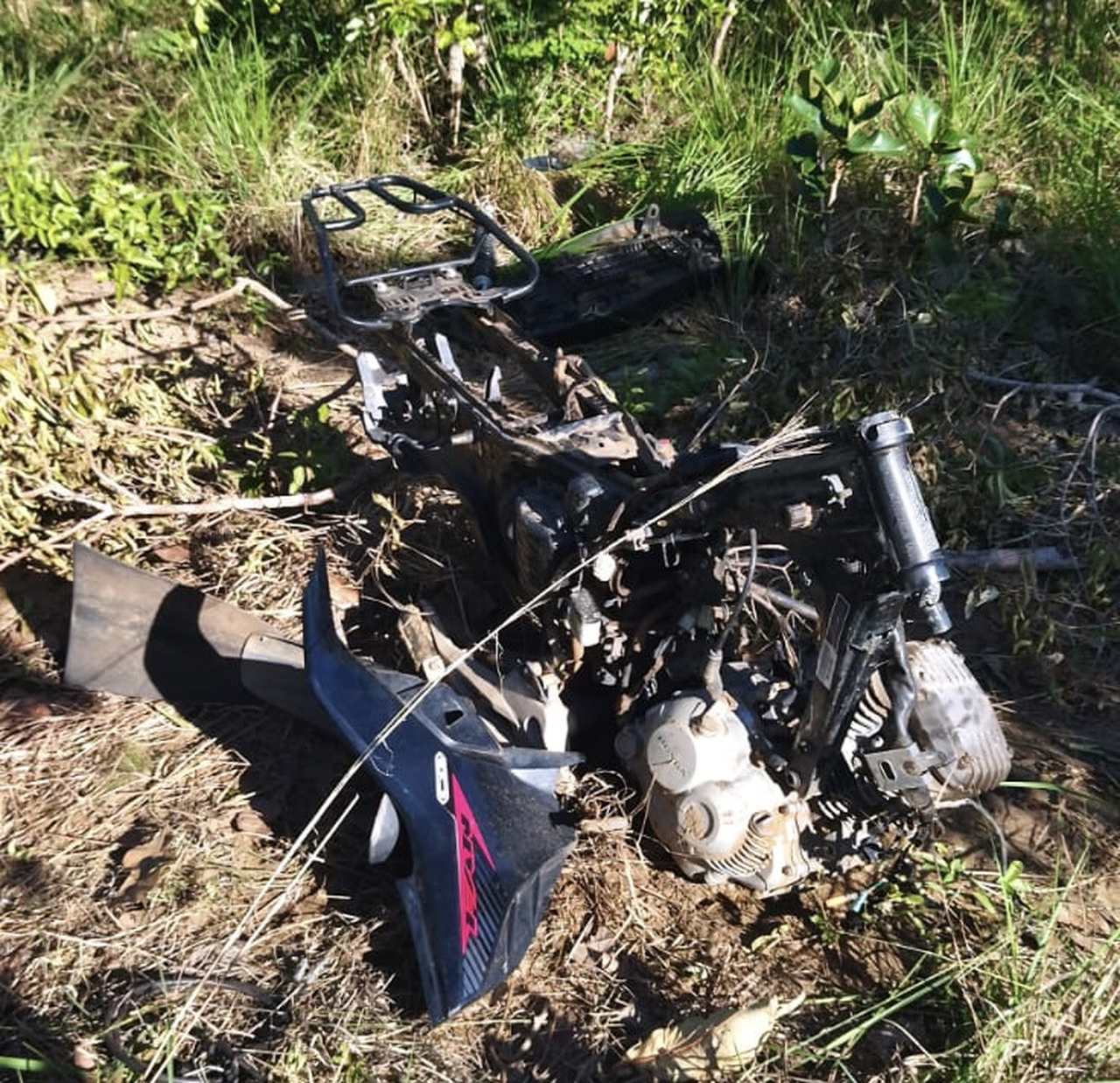 Motocicleta com restrição de furto/roubo é encontrada desmontada em matagal na região Sul de Palmas