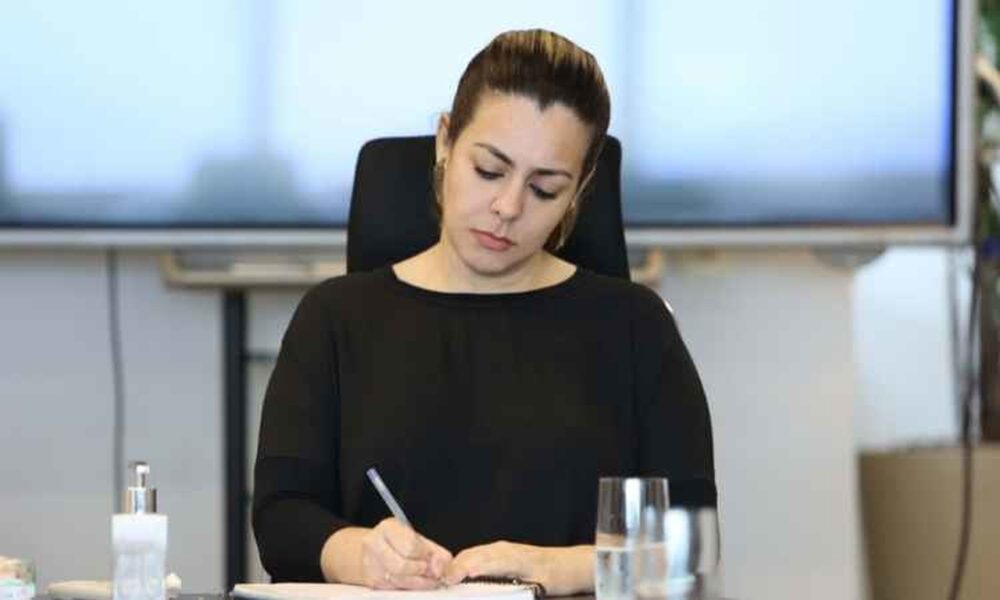 Cinthia Ribeiro se posiciona a respeito do PL para derrubar seu veto sobre a linguagem neutra e critica influenciadores religiosos presentes durante sessão; 