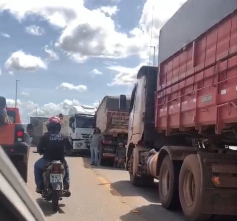 A bruxa está solta! Acidente envolvendo caminhões gera congestionamento na ponte entre Palmas e Luzimangues; VEJA VÍDEO