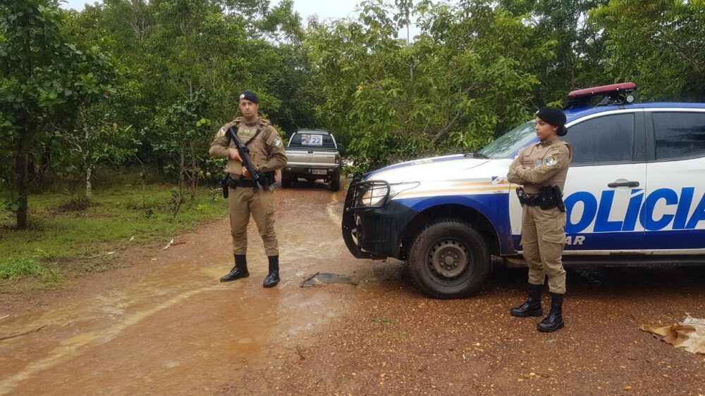 Grupo de criminosos invade fazenda em Novo Acordo e rouba caminhonetes, arma e diversos produtos agrícolas; um dos veículos foi recuperado pela PM em Palmas
