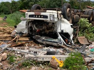 [VÍDEO] Grave acidente: caminhão capota e deixa duas pessoas feridas em Novo Acordo