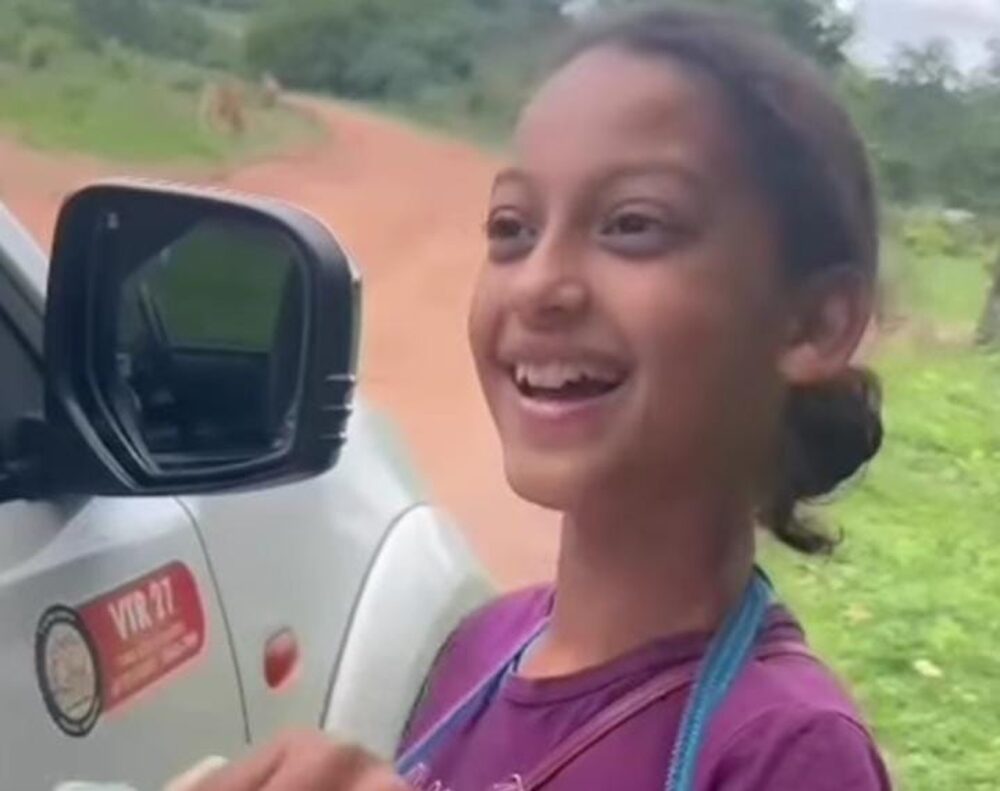 Menina que vende 'cremosinho' em Pindorama e viralizou após ser surpreendida ganha vaquinha online para ajudar a família; conheça sua história