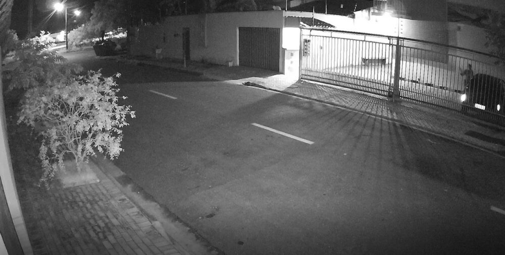 REPERCUSSÃO! Veja o vídeo do momento em que moradora destrói carro de advogada em condomínio na região sul de Palmas