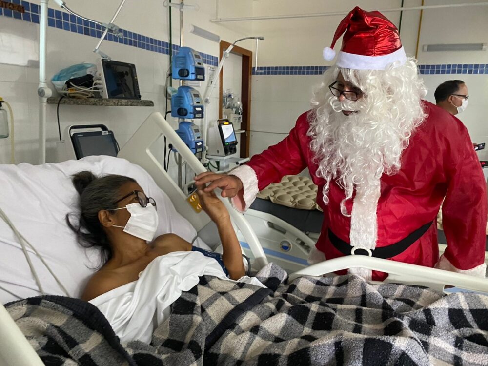 Em clima de Natal: Papai Noel visita e entrega presentes para crianças no Hospital Regional de Gurupi