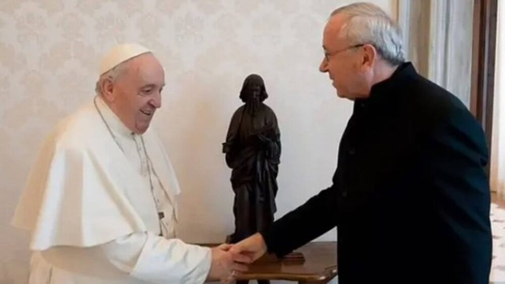 No vaticano, padre próximo ao Papa Francisco é acusado de abusar de 20 mulheres; saiba mais