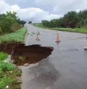 MAIS UMA! Chuvas abrem cratera no acostamento da BR-153 em Araguaína